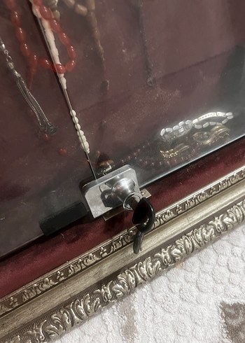  Beden Altın Renkli Koyu Çerçeveli tesbih dolabı