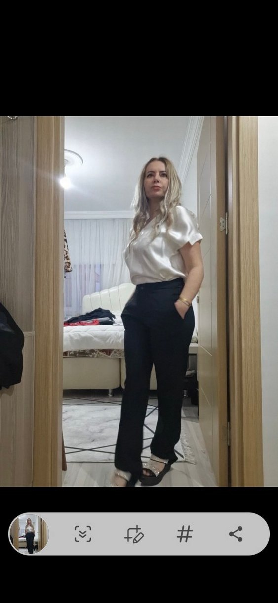 Beyaz V Yakalı Kısa Kollu Ofis Bluzu - Görsel 3