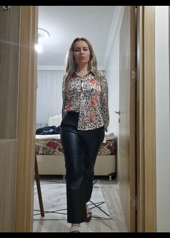 Düğmeli Yılan Desenli bluz - Görsel 3