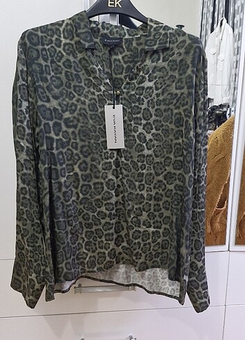 Leopar gömlek önünde küçük ip çekilmesi var son fotoda
