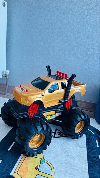 Büyük boy 4x4 arazi aracı