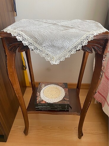 Kenarı dantelli sehpa örtüsü
