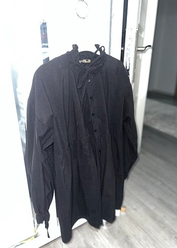 LC Waikiki Siyah Uzun Kollu Yüksek Yakalı Midi Gömlek