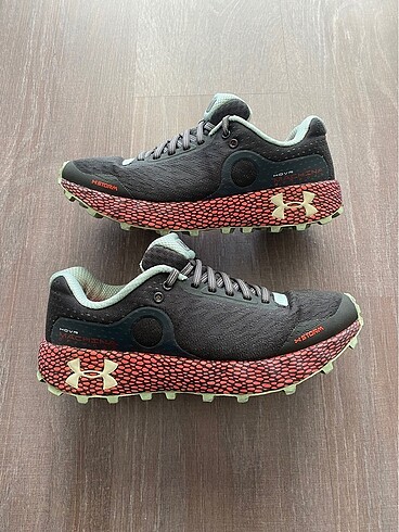 UNDER ARMOUR HOVR MACHINA VİBRAM KOŞU AYAKKABISI