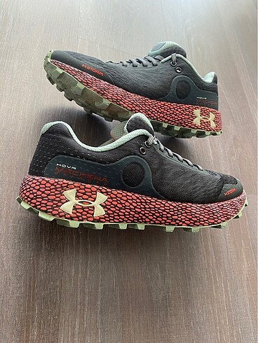 39 Beden UNDER ARMOUR HOVR MACHINA VİBRAM KOŞU AYAKKABISI