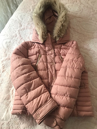 Zara Pembe mont