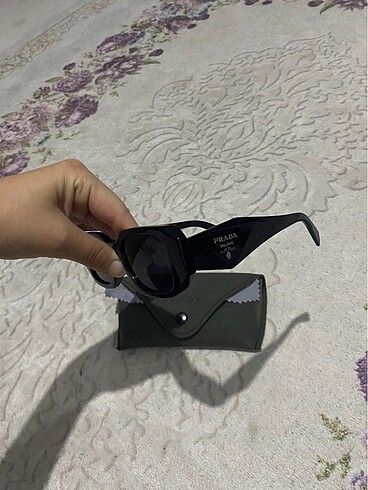  Beden Prada güneş gözlüğü