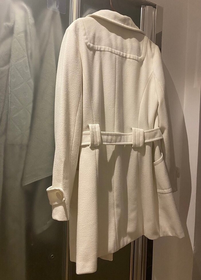 Beyaz Kemerli Kadın Kaban - Görsel 2