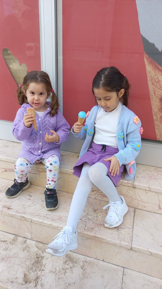 1.resim 100 tl renkli elbise 
2.resim 150 tl mor triko kapşonlu - Görsel 2