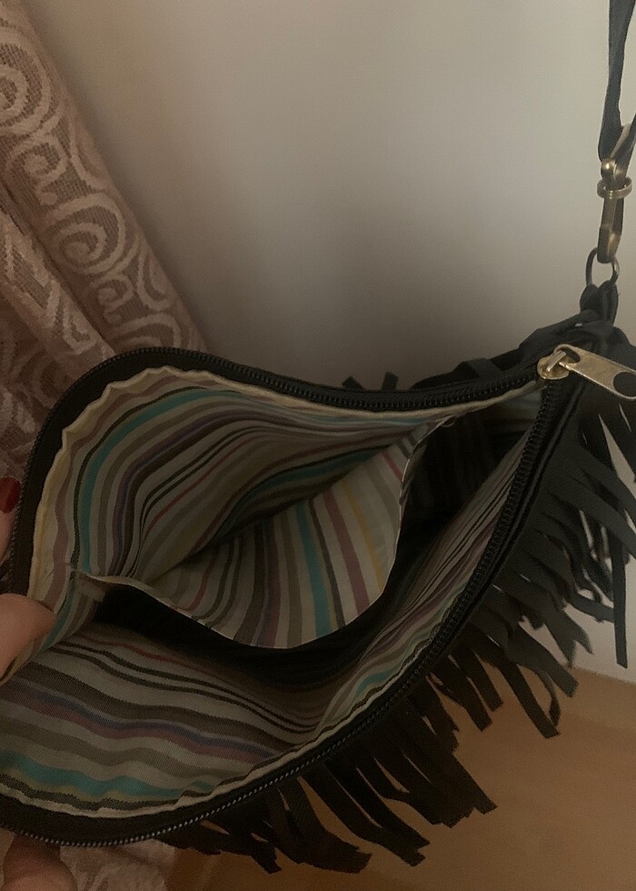 Püsküllü siyah çanta - Görsel 3