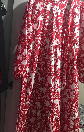 38 Beden kırmızı Renk Kırmızı çiçekli volanlı kuşaklı tesettür elbise