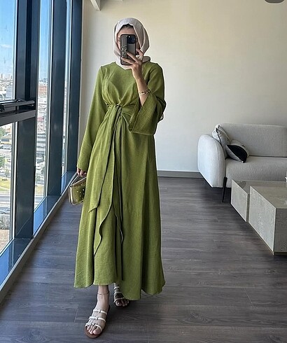 Belden bağlamalı elbise