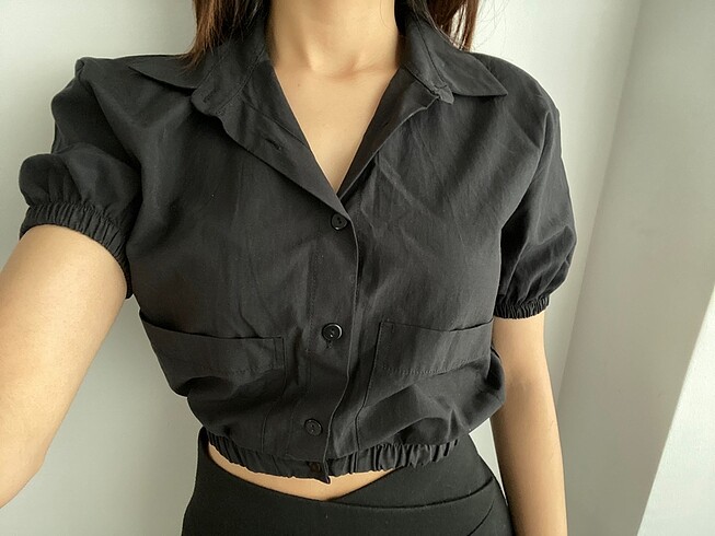 siyah kısa kollu crop gömlek