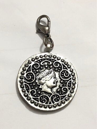 Kealiçe Elizabeth madalyon charm quuen