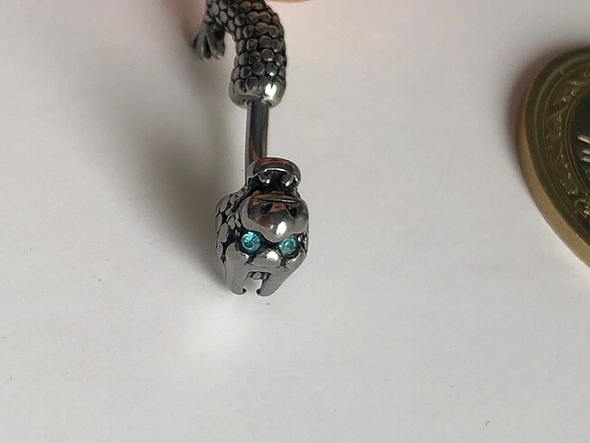 Gözleri mavi taşlı piercing çelik