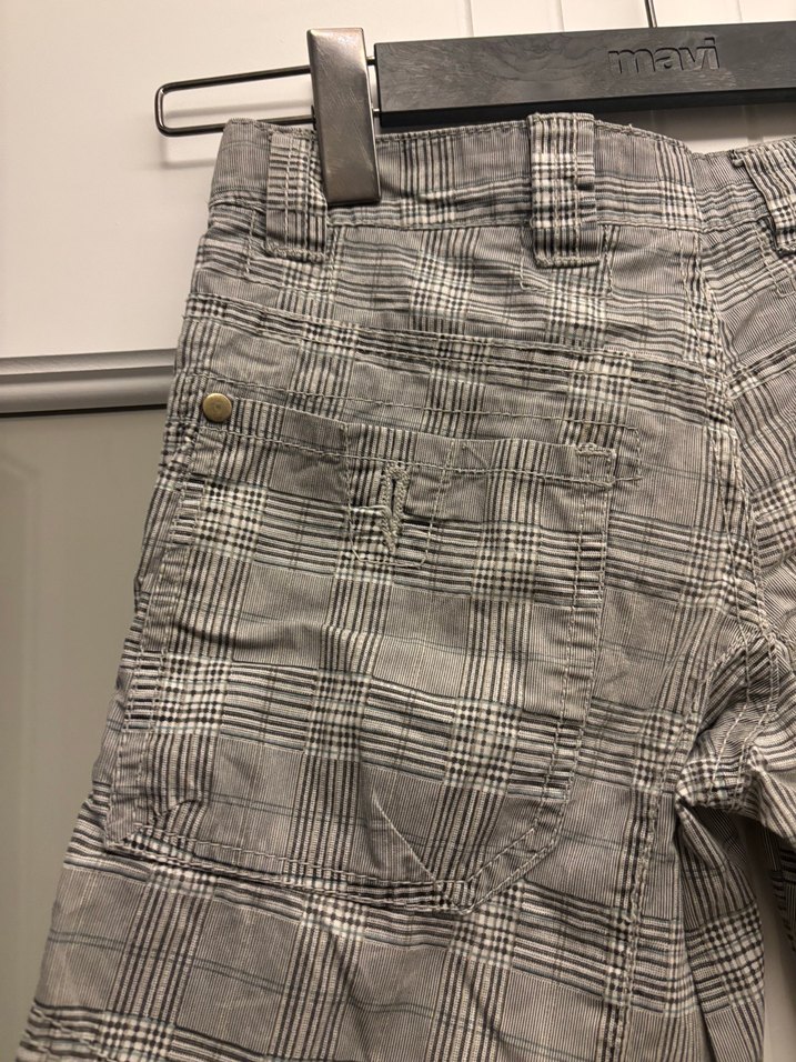 Erkek çocuk için Ekose Desenli Gri Keten Şort - Görsel 3