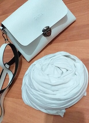 Beyaz penye şal ve zara çanta 