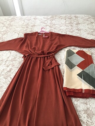 orvarize kol beli lastikli krep kumaş uzun elbise şalıyla berabe