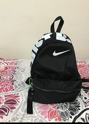  Beden siyah Renk Orta boy Nike sırt çantası