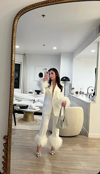 Kırmızı tüylü ceket takım