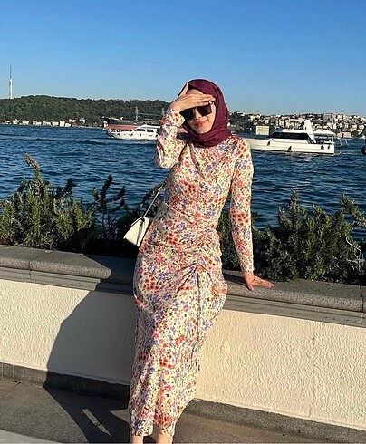 Çiçekli elbise