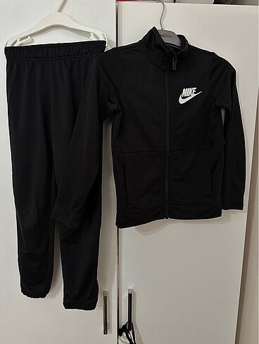 7 Yaş Beden siyah Renk Nike eşofman takımı 5-6 yaş orjinal