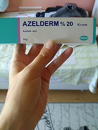 Sivilce ve sivilce izleri için azelaik asit içeren krem