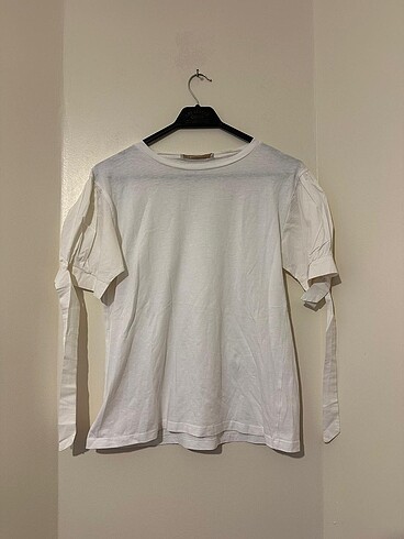 Beyaz kolları fiyonklu t-shirt