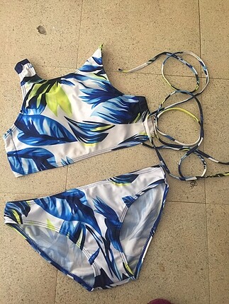 Kadın bikini alt-üst