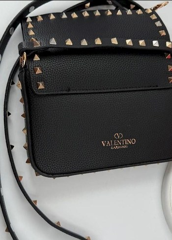  Beden siyah Renk Valentino zımba detaylı çanta