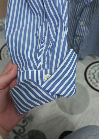 Düğmeli V Yakalı Mavi Çizgili Kadın Gömlek - Görsel 3