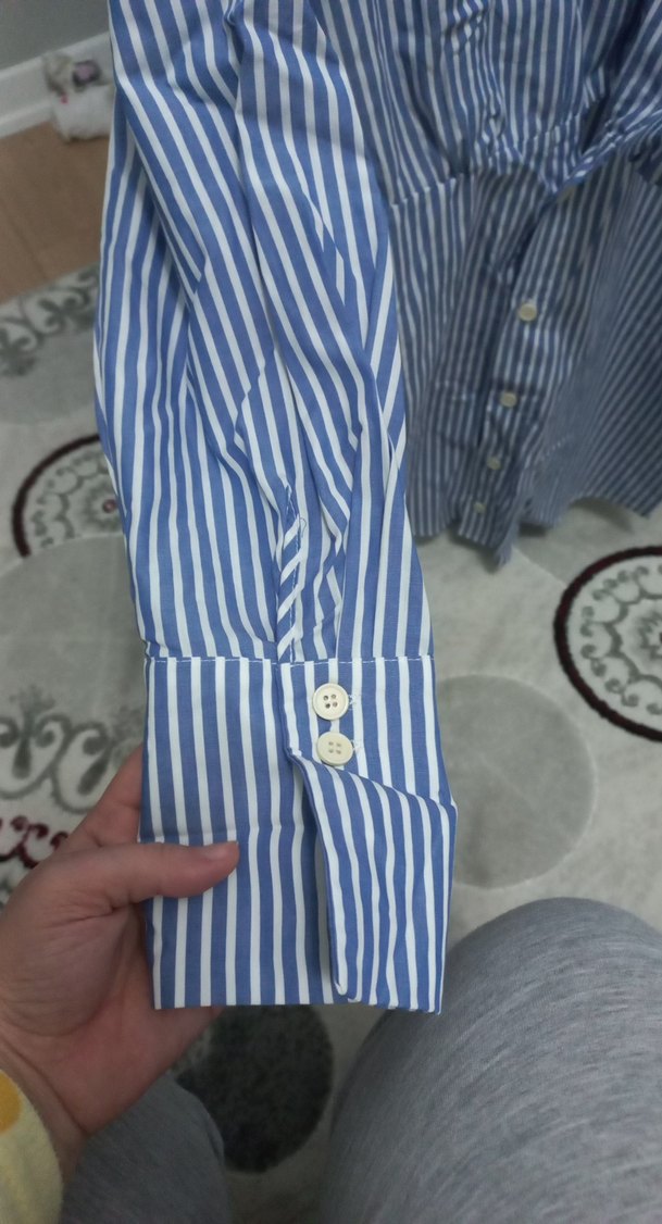 Düğmeli V Yakalı Mavi Çizgili Kadın Gömlek - Görsel 2