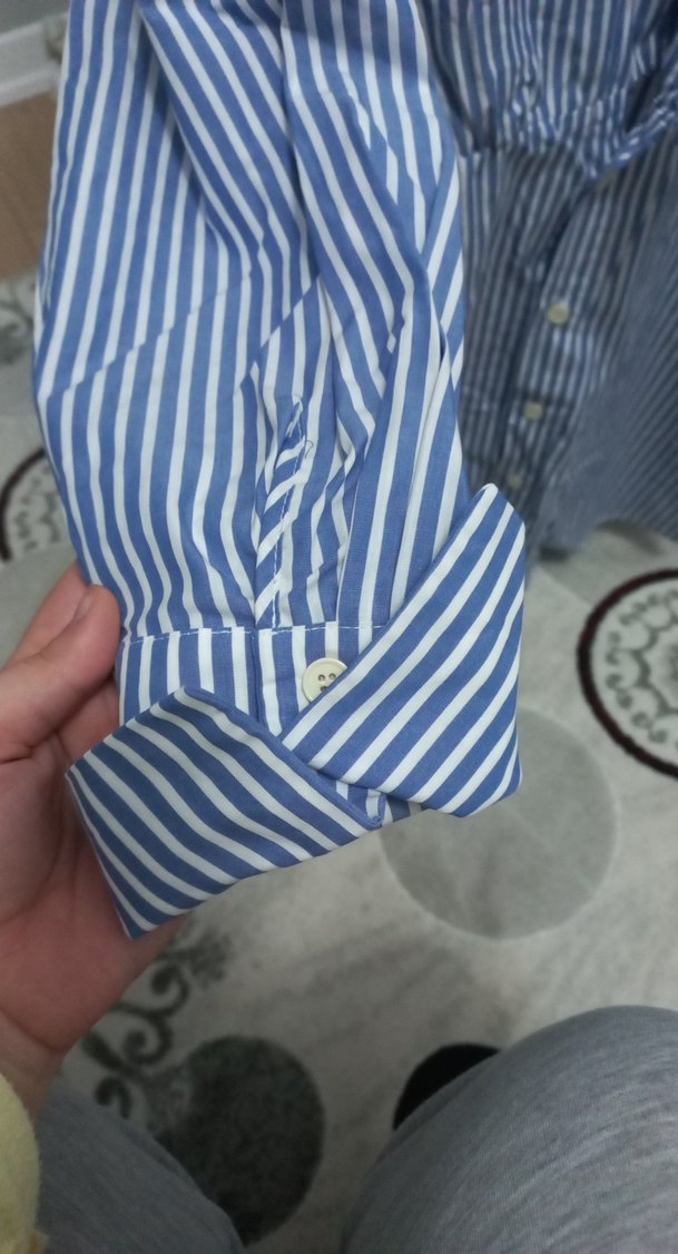 Düğmeli V Yakalı Mavi Çizgili Kadın Gömlek - Görsel 3