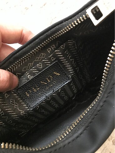 Prada siyah zincirli prada kol çanta