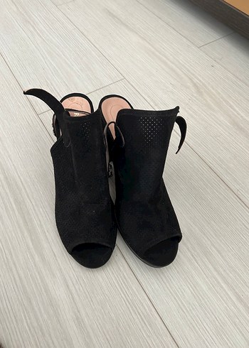 39 Beden Siyah Süet Tokalı Dolgu Topuklu Kadın Ayakkabı
