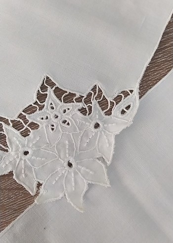 Beden beyaz Renk Karamakina delikisi Masa Örtüsü 4 adet pecete