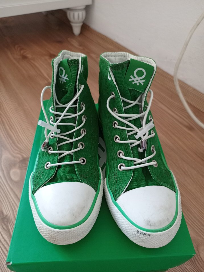 Yeşil Bağcıklı çocuk - Görsel 2