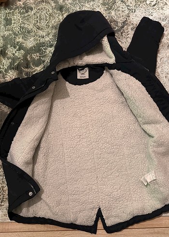 Erkek Çocuk Siyah Kapüşonlu Kürklü Mont - Görsel 6