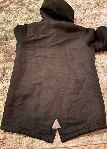 Erkek Çocuk Siyah Kapüşonlu Kürklü Mont - Görsel 3