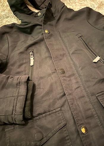 Erkek Çocuk Siyah Kapüşonlu Kürklü Mont - Görsel 2