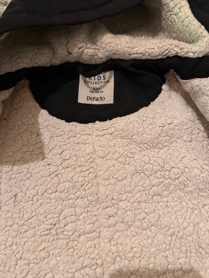 Erkek Çocuk Siyah Kapüşonlu Kürklü Mont - Görsel 5