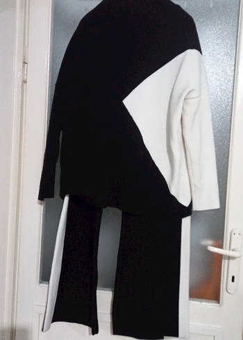 Kadın Siyah Beyaz Yüksek Yaka Triko Kazak - Görsel 4