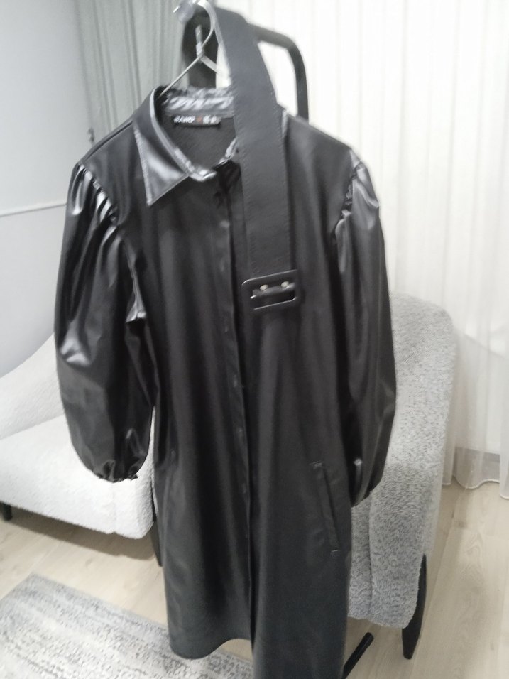 Kemerli, balon Kollu Siyah Deri mini elbise - Görsel 2