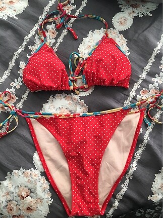 Kırmızı bikini