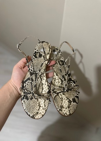 Yılan Desenli Topuklu Kadın Sandalet