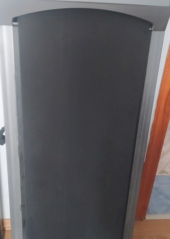 Gri koşu bandı