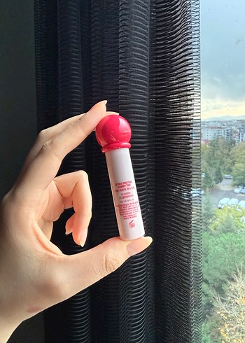 Kırmızı Renkli Canlı Ruj - Görsel 2