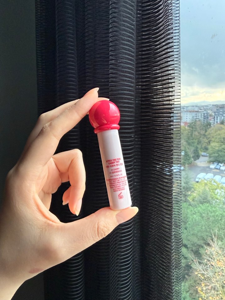 Kırmızı Renkli Canlı Ruj - Görsel 2