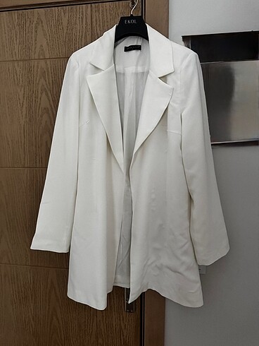 Melike tatar beyaz blazer