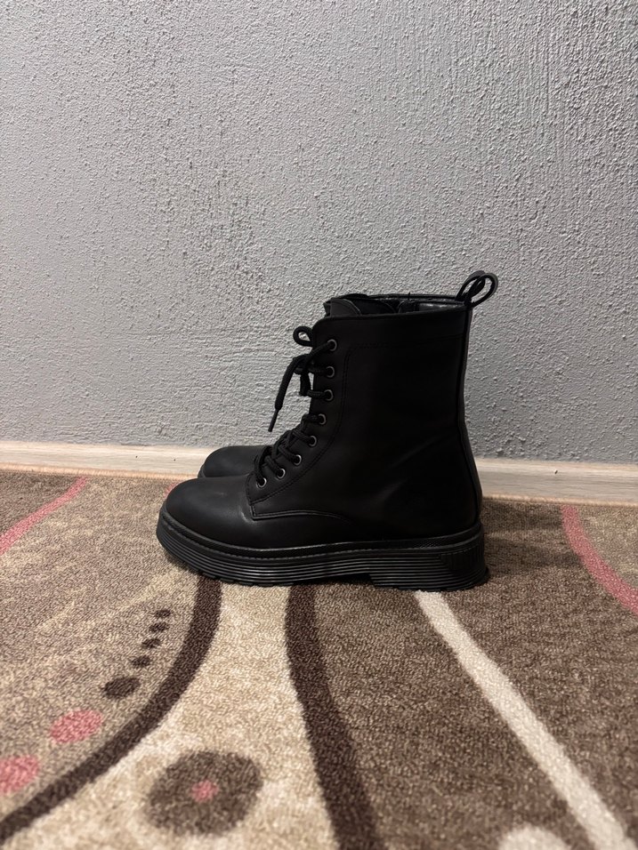 Siyah bot - Görsel 2